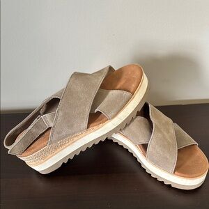 Tom’s Women's Tan Sandals, Size 7 #TOM-43